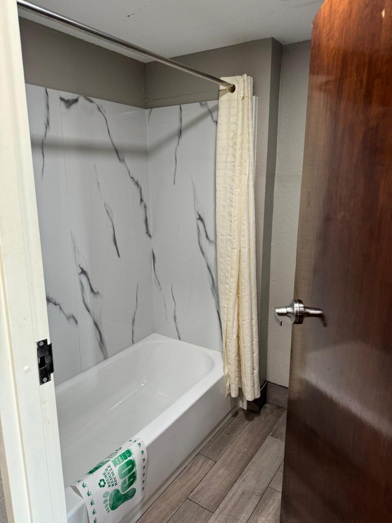 Nola Inn & Suites นิวออร์ลีนส์ ภายนอก รูปภาพ