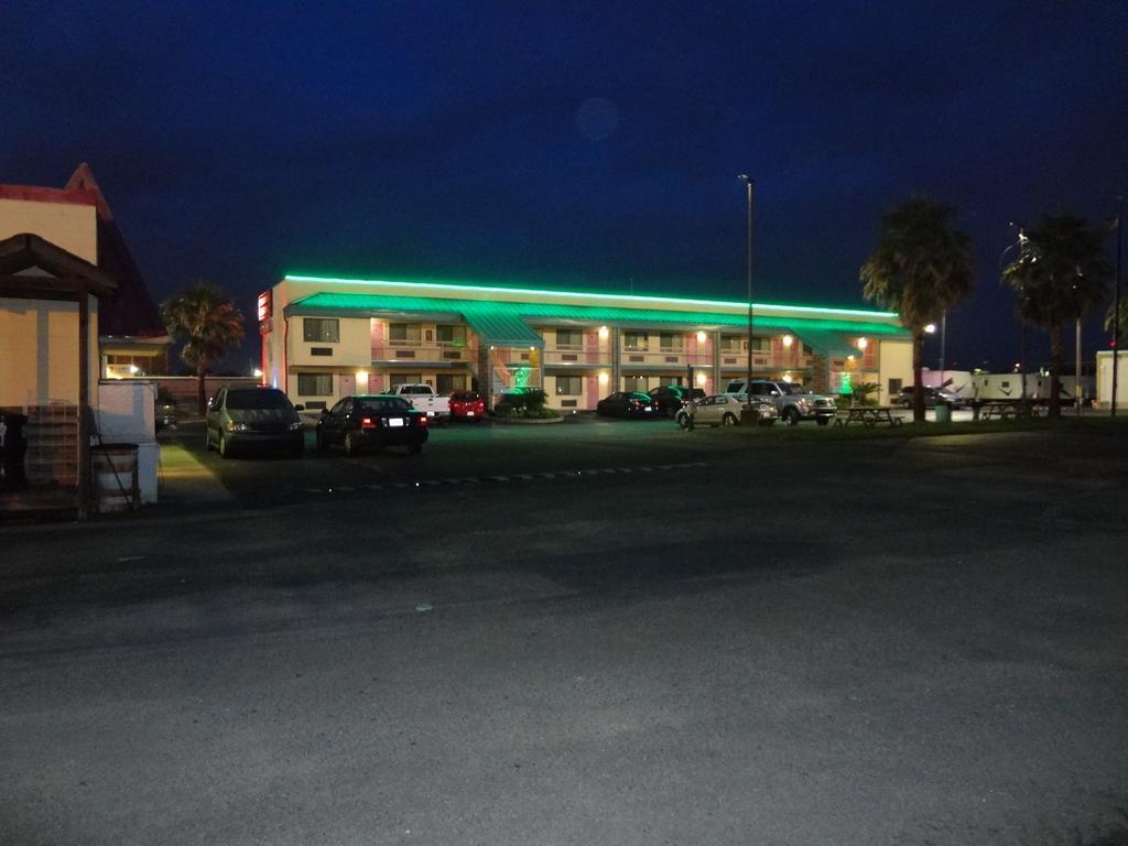 Nola Inn & Suites นิวออร์ลีนส์ ภายนอก รูปภาพ