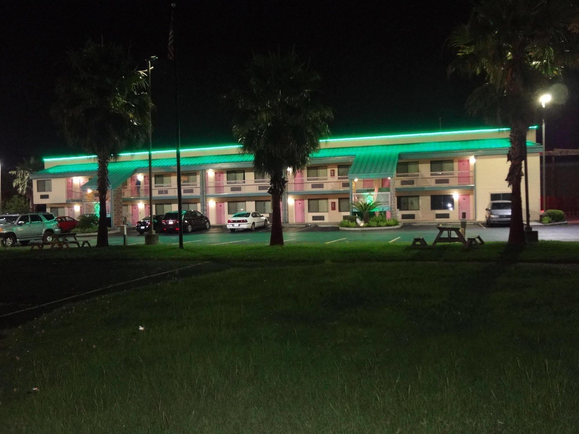 Nola Inn & Suites นิวออร์ลีนส์ ภายนอก รูปภาพ